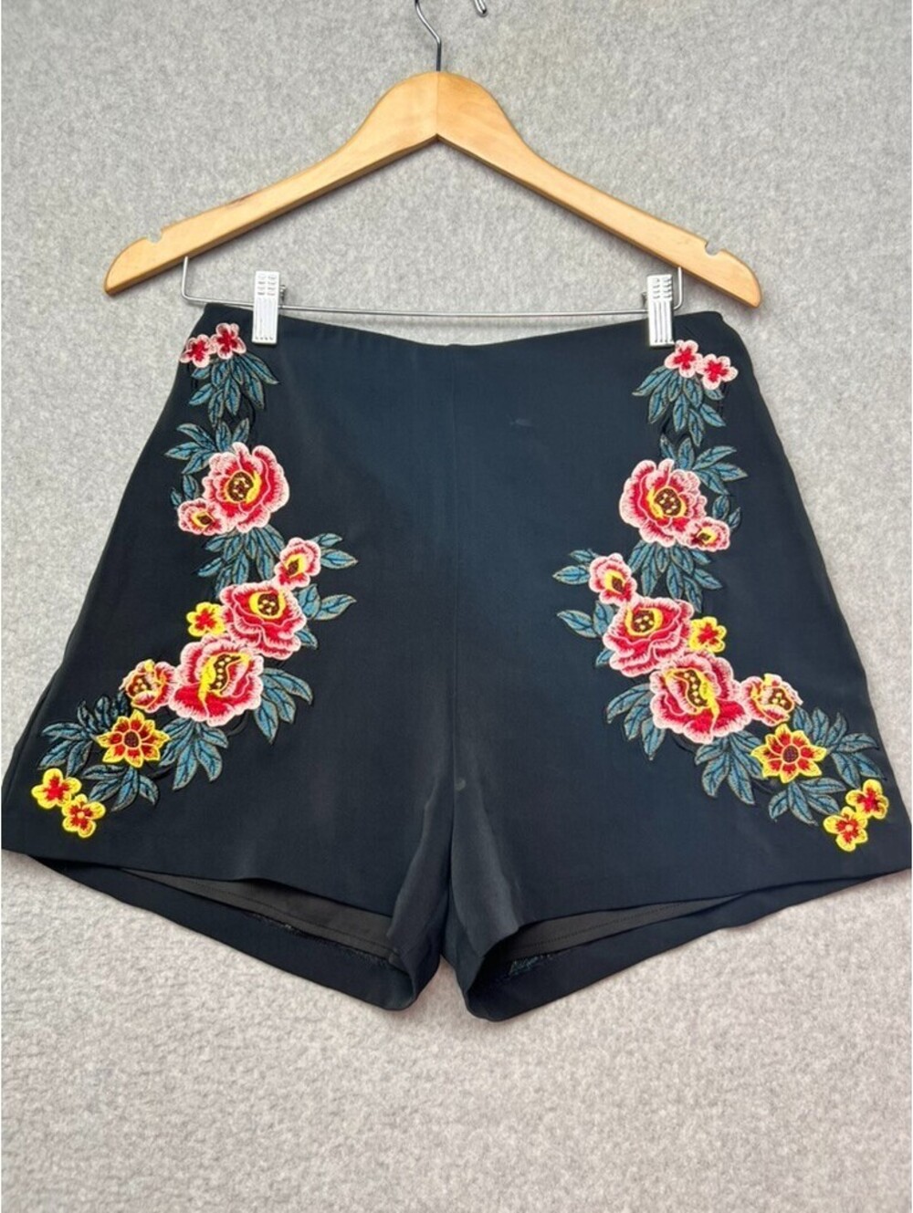 Bebe City Shorts Size 8 Black Floral Embroidery Lined Mini Vibrant Chic Stretch